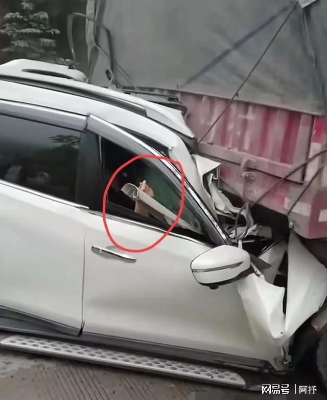 两死一伤减配车安全问题再引争议pg电子模拟器试玩三教师遇车祸(图3)